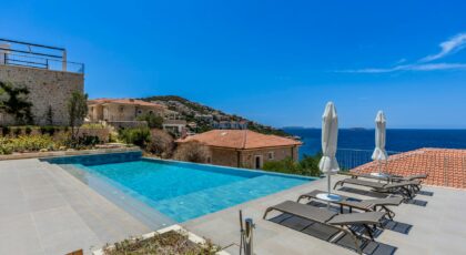 Elegant villa with infinity pool overlooking the Mediterranean Sea.
